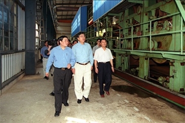 2000年9月19日，时任浙江省委书记张德江一行视察公司