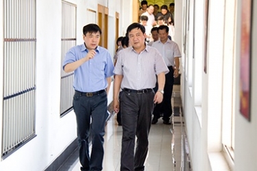 2012年7月5日，时任嘉兴市委书记李卫宁一行调研公司党建工作