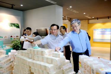 2019年 5月22日，时任浙江省社会组织综合党委专职副书记、省民政厅社会组织治理局局长蔡国华光临J9集团纸业调研企业发展情况和党建工作